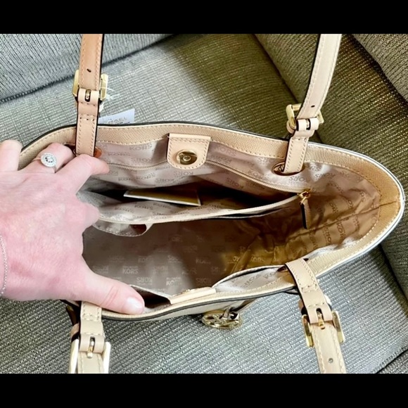 RARE Michael Kors Jet Set Item Medium Leather Tote Bag in Taupe - Picture 5 of 8